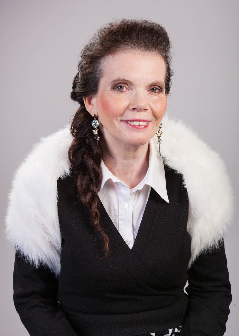 Blog portrait, woman, old-2541198.jpg